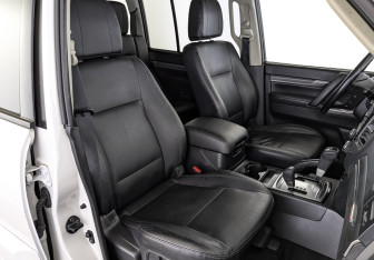 Подержанный автомобиль Mitsubishi Pajero 2015 года (24 фото)