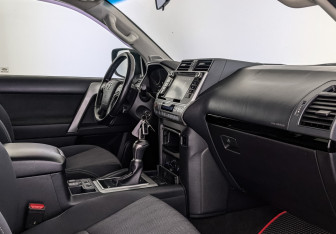 Подержанный автомобиль Toyota Land Cruiser Prado 2020 года (11 фото)