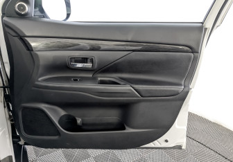 Подержанный автомобиль Mitsubishi Outlander 2018 года (24 фото)