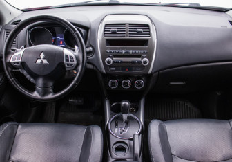 Подержанный автомобиль Mitsubishi ASX 2012 года (13 фото)