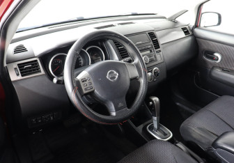 Подержанный автомобиль Nissan Tiida Hatchback 2012 года (7 фото)