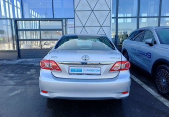 Подержанный автомобиль Toyota Corolla Sedan 2011 года (6 фото)