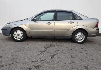 Подержанный автомобиль Ford Focus Sedan 2003 года (8 фото)