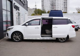 Подержанный автомобиль Kia Carnival 2018 года (9 фото)