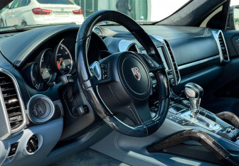 Подержанный автомобиль Porsche Cayenne 2012 года (13 фото)