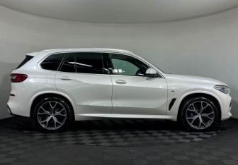 Подержанный автомобиль BMW X5 2022 года (6 фото)