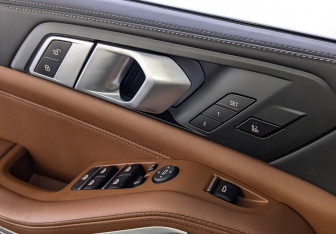 Подержанный автомобиль BMW X5 2021 года (22 фото)
