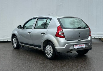 Подержанный автомобиль Renault Sandero 2012 года (7 фото)