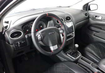 Подержанный автомобиль Ford Focus Hatchback 2007 года (5 фото)