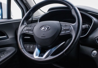Подержанный автомобиль Hyundai Santa Fe 2019 года (15 фото)