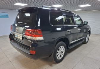 Подержанный автомобиль Toyota Land Cruiser Suv 2019 года (5 фото)