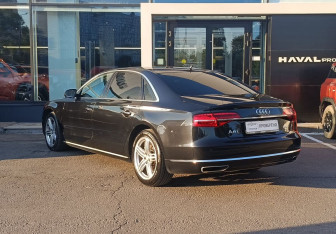Подержанный автомобиль Audi A8 2014 года (7 фото)