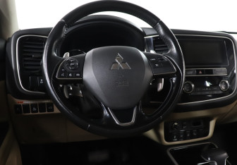 Подержанный автомобиль Mitsubishi Outlander 2019 года (18 фото)
