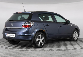 Подержанный автомобиль Opel Astra Hatchback 2011 года (3 фото)