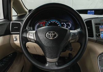 Подержанный автомобиль Toyota Venza 2010 года (12 фото)