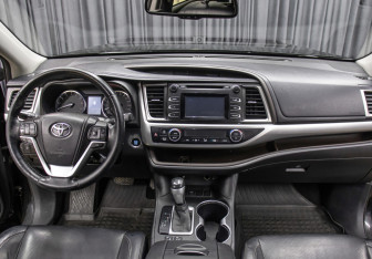Подержанный автомобиль Toyota Highlander 2013 года (15 фото)