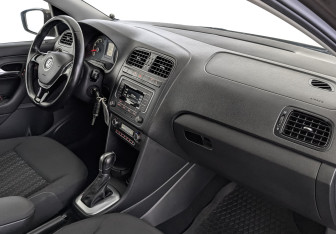 Подержанный автомобиль Volkswagen Polo Sedan 2017 года (13 фото)