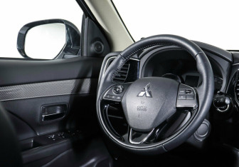 Подержанный автомобиль Mitsubishi Outlander 2021 года (9 фото)