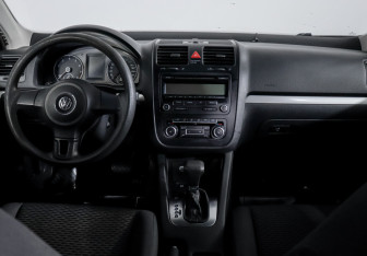 Подержанный автомобиль Volkswagen Jetta Sedan 2010 года (12 фото)