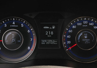 Подержанный автомобиль Hyundai i40 Sedan 2013 года (16 фото)