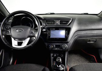 Подержанный автомобиль Kia Rio Hatchback 2013 года (8 фото)