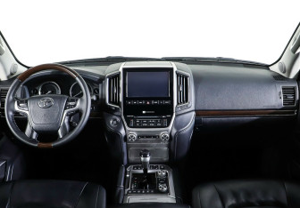 Подержанный автомобиль Toyota Land Cruiser Suv 2016 года (10 фото)
