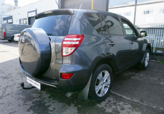 Подержанный автомобиль Toyota RAV4 2010 года (5 фото)