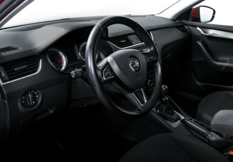 Подержанный автомобиль Skoda Octavia Liftback 2017 года (9 фото)