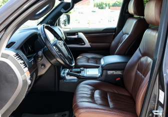 Подержанный автомобиль Toyota Land Cruiser Suv 2019 года (16 фото)