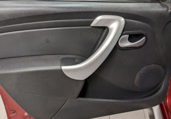 Подержанный автомобиль Renault Sandero 2012 года (11 фото)