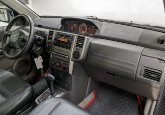 Подержанный автомобиль Nissan X-Trail 2006 года (20 фото)
