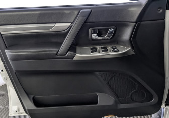 Подержанный автомобиль Mitsubishi Pajero 2017 года (19 фото)