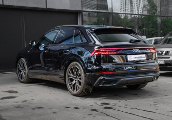 Подержанный автомобиль Audi Q8 2019 года (6 фото)