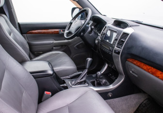 Подержанный автомобиль Toyota Land Cruiser Prado 2005 года (9 фото)