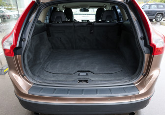Подержанный автомобиль Volvo XC60 2010 года (9 фото)