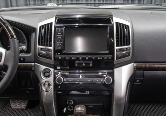 Подержанный автомобиль Toyota Land Cruiser Suv 2015 года (15 фото)