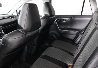 Подержанный автомобиль Toyota RAV4 2019 года (12 фото)