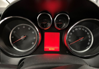 Подержанный автомобиль Opel Astra Hatchback 2011 года (12 фото)