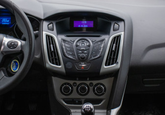 Подержанный автомобиль Ford Focus Sedan 2011 года (13 фото)