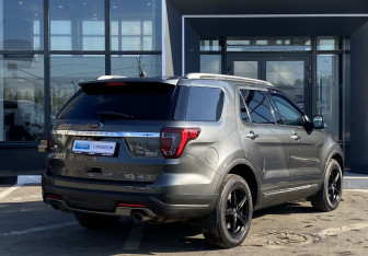 Подержанный автомобиль Ford Explorer 2018 года (5 фото)