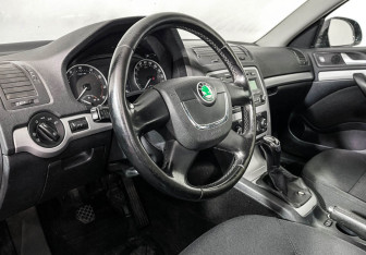Подержанный автомобиль Skoda Octavia Liftback 2012 года (13 фото)