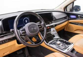 Подержанный автомобиль Kia Carnival 2020 года (9 фото)