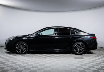 Подержанный автомобиль Toyota Camry Sedan 2024 года (8 фото)