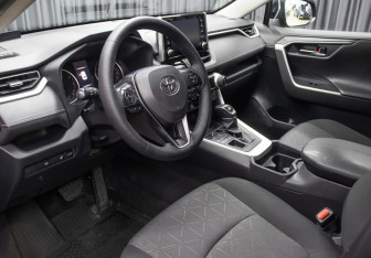 Подержанный автомобиль Toyota RAV4 2021 года (14 фото)