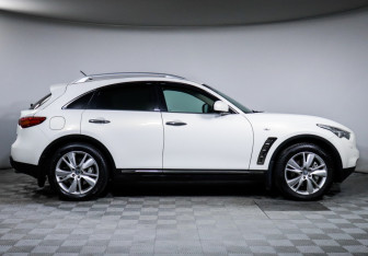 Подержанный автомобиль Infiniti FX 2012 года (4 фото)