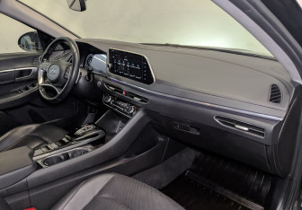 Подержанный автомобиль Hyundai Sonata 2022 года (10 фото)