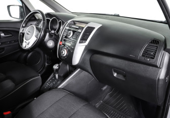 Подержанный автомобиль Kia Venga 2014 года (11 фото)