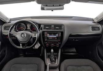 Подержанный автомобиль Volkswagen Jetta Sedan 2017 года (14 фото)