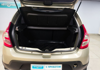 Подержанный автомобиль Renault Sandero 2011 года (12 фото)