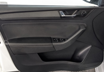 Подержанный автомобиль Skoda Rapid Liftback 2022 года (19 фото)